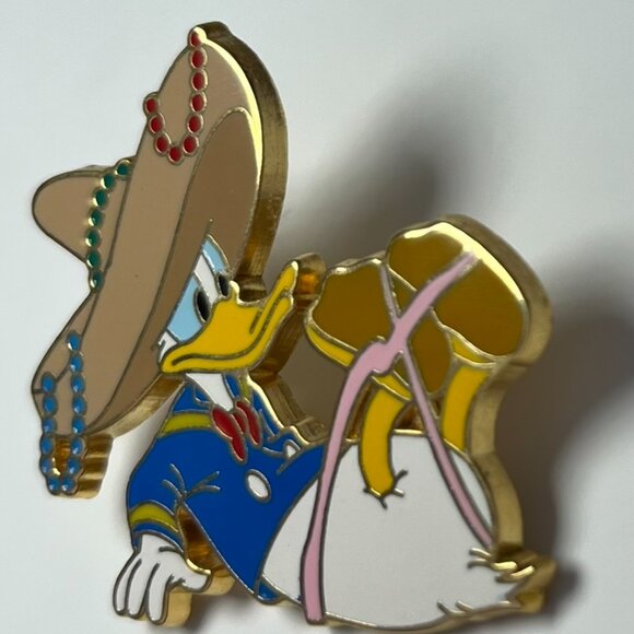 LE 500 Donald Duck Pin — Parti Gras • Three Caballeros • WDW Exclusive 🎉 - Picture 2 of 4